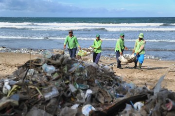 En Indonésie, des balises satellites pour repérer les déchets plastiques